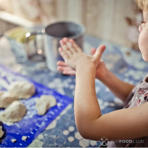 ребёнок лепит пельмени