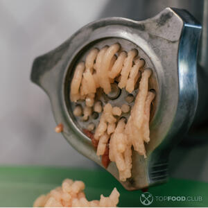 фарш в мясорубке