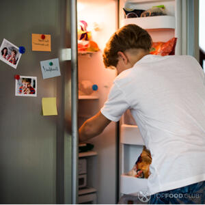 открывать холодильник