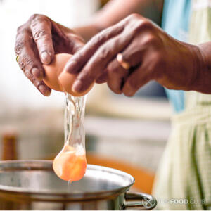 разбить яйцо