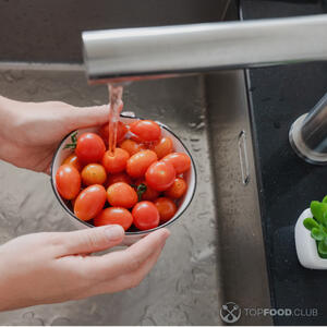 моем помидоры