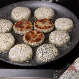 Перевернуть сырники