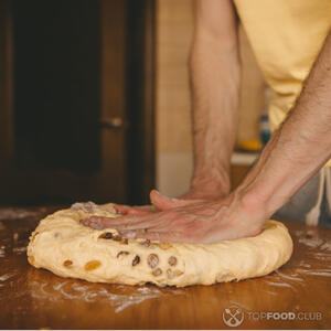 месим тесто с изюмом