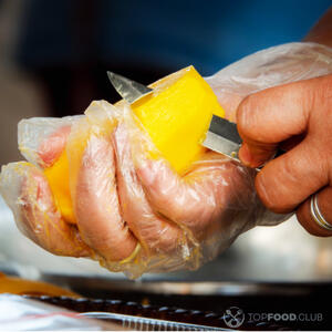 резать манго