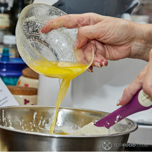 добавляем желтки