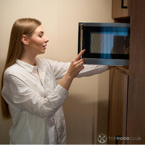 класть в микроволновку