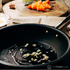 чеснок на сковородке