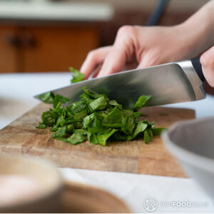 режем шпинат