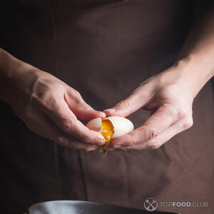 разбиваем яйцо