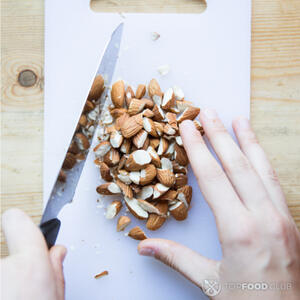 измельчаем миндаль