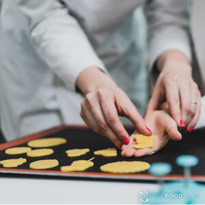 Вырежьте формочки