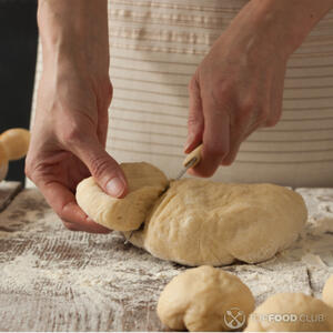 режем тесто