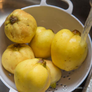 Помыть айву