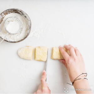 режем тесто