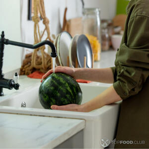 Помыть арбуз