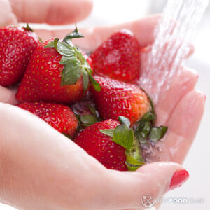 Помыть клубнику