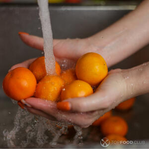 Помыть мандарины
