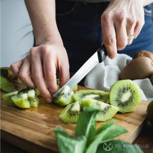 Нарезать киви