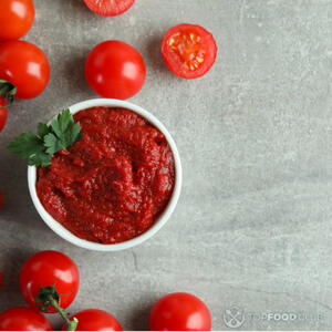 Наливает томатный соус