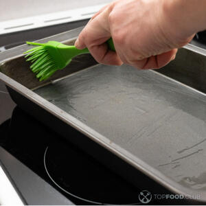 смазываем форму