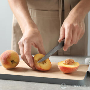 Нарезать персики