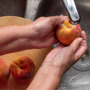 Помыть персики