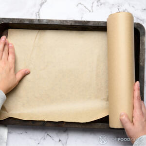 Застелить противень