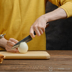 режем луковицу