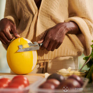 Очистить дыню