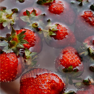 Замочить клубнику