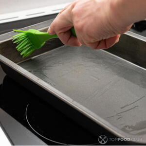 смазываем форму