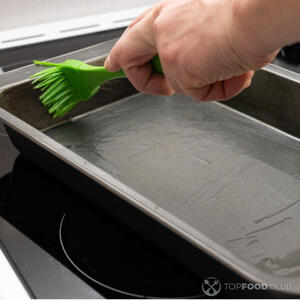 смазываем форму