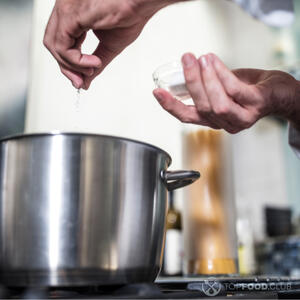 Растворить соль в воде