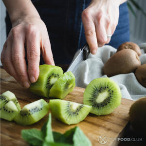 режем киви