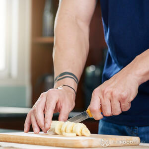 режем банан на кружочки