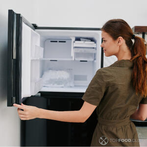 класть в морозилку