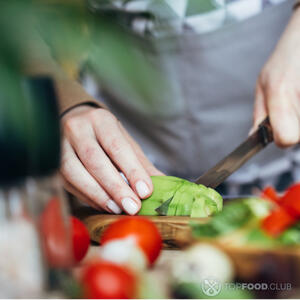 Нарежьте авокадо