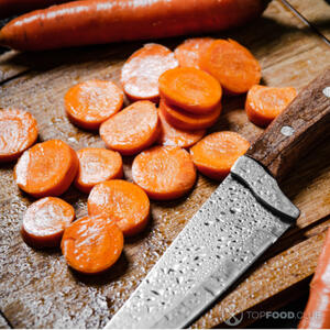 Режем морковь.