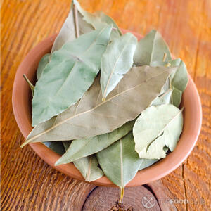 Добавляем лавровый лист.