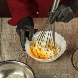 Перемешать творог с яйцом