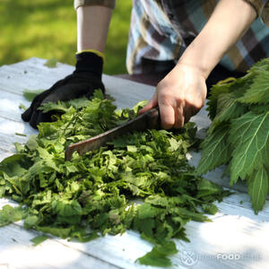 Нарезать крапиву