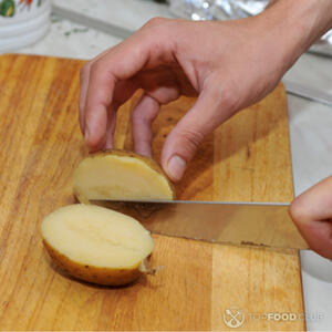Нарезать картофель