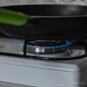 Разогреть сковороду