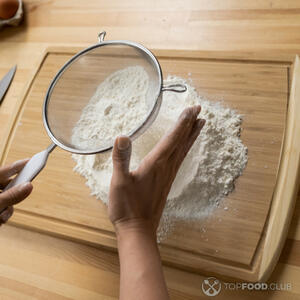 Просеять муку