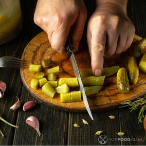 режем огурцы