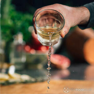 наливать вино