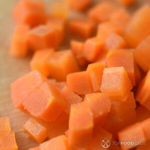 Нарезать морковь