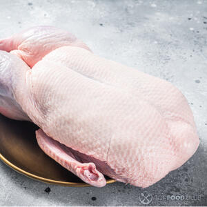 Сырая тушка утки