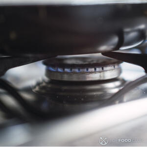 на плите кастрюля