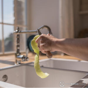 Чистит яблоки